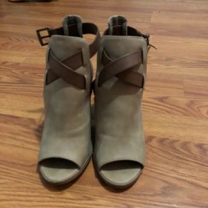 NWOT Cute peep toe booties